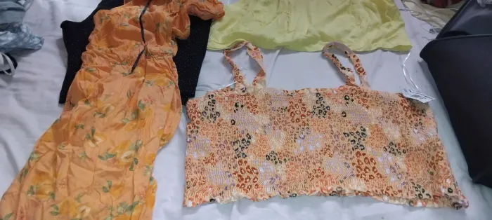 Kit com 4 peças de roupas femininas novas 