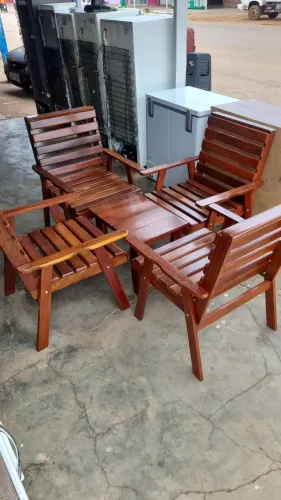 Jogo de cadeiras com mesa de centro