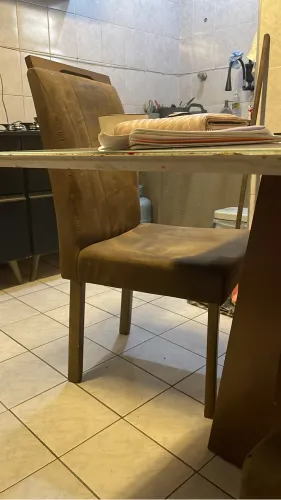 Vende-se mesa com cadeiras