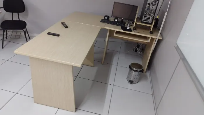 Mesa de escritório em L