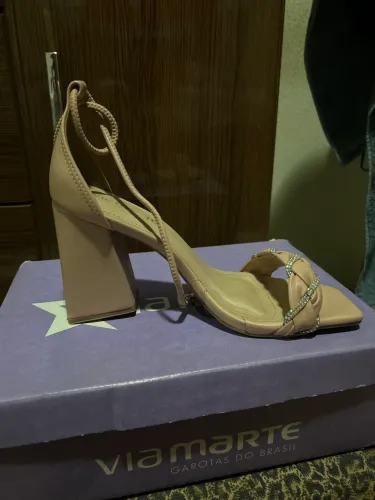 Sandália Via Marte Nude com Brilho Salto Bloco 