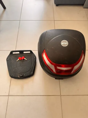 Baú Givi 35L com suporte e chave reserva