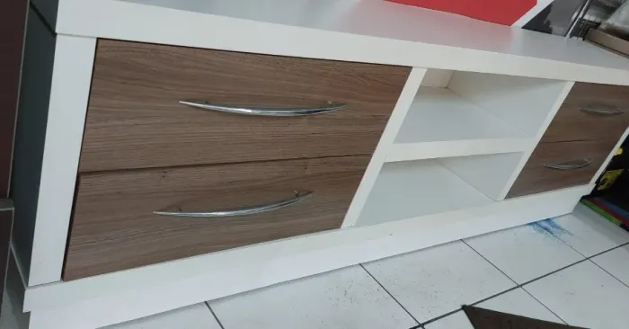 APARADOR COM 4 GAVETAS EM MDF COM RODINHAS