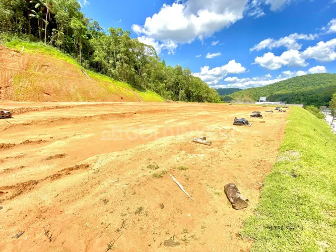 Terreno com grande área no Bairro Bateas com 9.627 m² a 7,7 km do Centro de Brusque próxim
