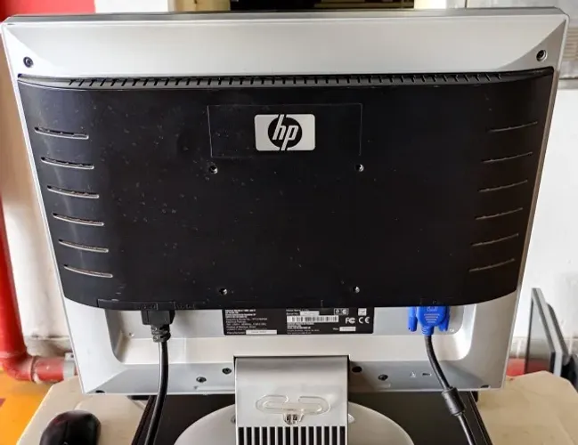 Monitor HP L156v 4:3 Com falantes e entrada VGA.