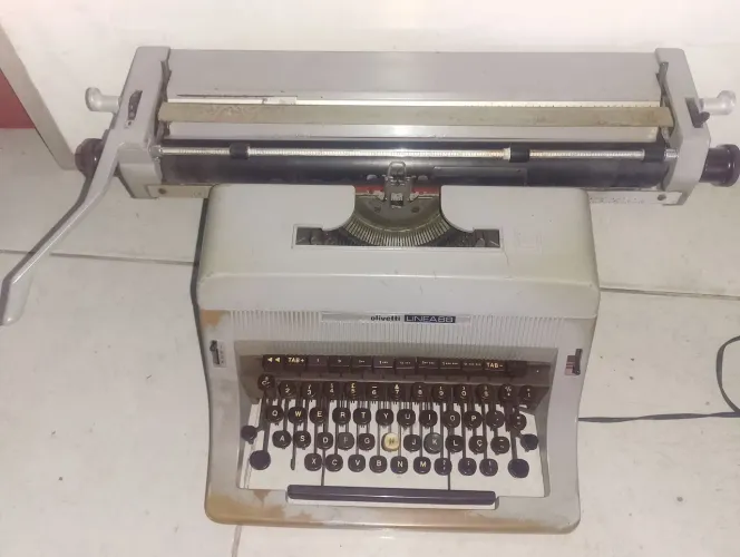 Máquina de Datilografia Olivetti Linea88