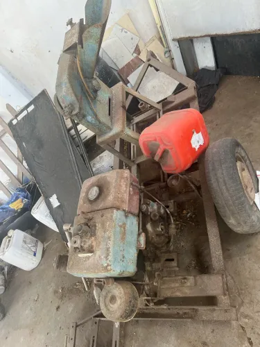 Picadeira Forrageira Antiga com Motor Estacionário a Gasolina - Montada em Carreta