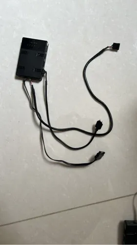 Controladora Lian li com adaptador para fans normais 