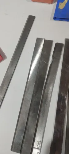 Faca reta para desempeno