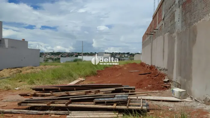 Terreno disponível para venda no bairro Aclimação Uberlândia em Uberlândia-MG.