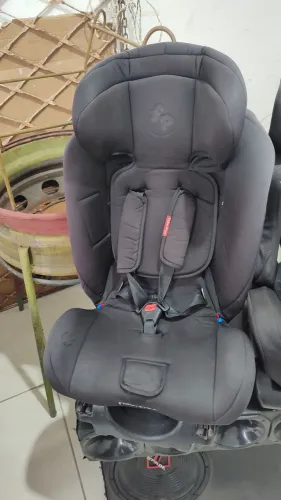 Vendo cadeirinha pra carro 36kg reclinável bem confortável leia a descrição. 