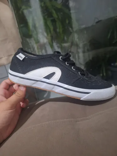Chuteira de futsal rainha preta com detalhes branco