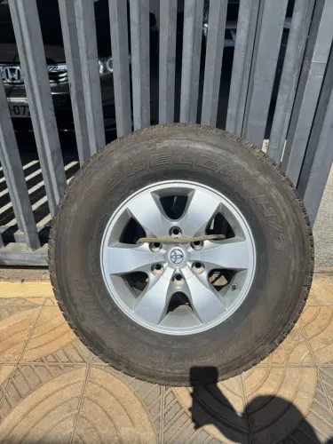 Conjunto de rodas e pneus de Hilux
