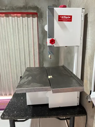 Serra de corta carne com moedor