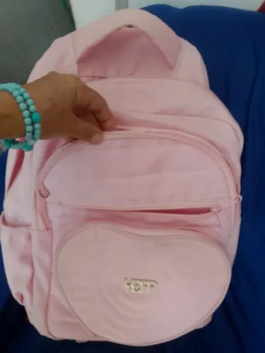 Mochila rosa super  espaçosa.80,000