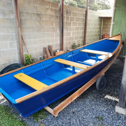 Vendo barco de madeira + motor