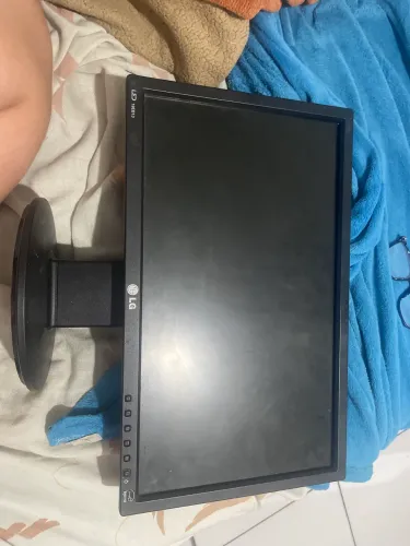 Vendo monitor LG 60hz sem nenhum cabo funcionando perfeitamente tela grande 