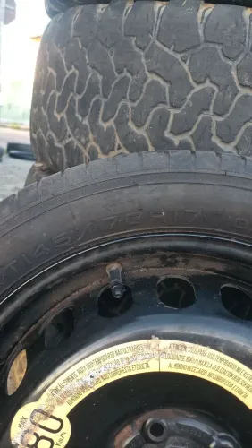 Pneu e roda para veículo Toro.