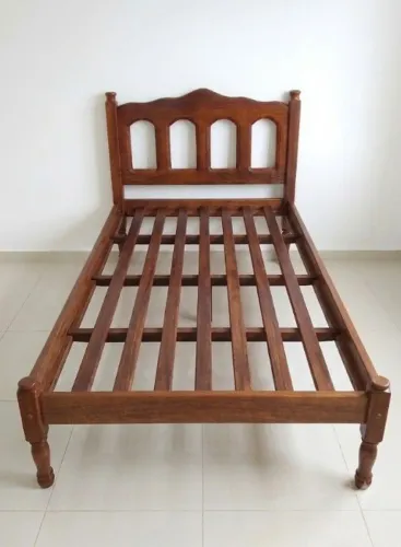 Vendo cama de solteiro em madeira maciça