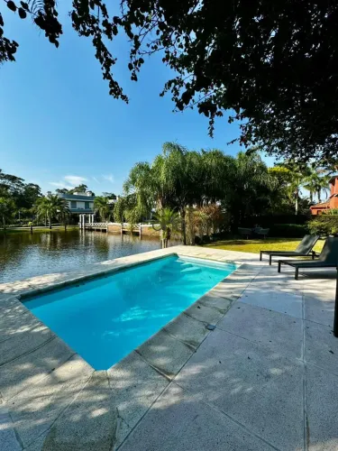 Casa Mobiliada à beira do lago com 05 suítes em Xangri-lá - Condomínio Atlântida Ilhas Par