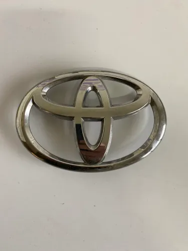 Emblema grade dianteira toyota Yaris 2018 - 2022 cromado 