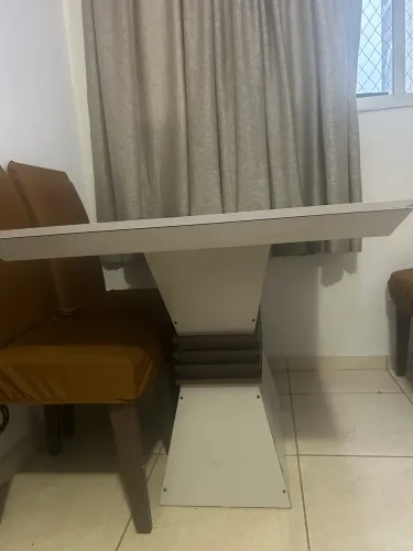 Vendo Mesa SEM AS CADEIRAS