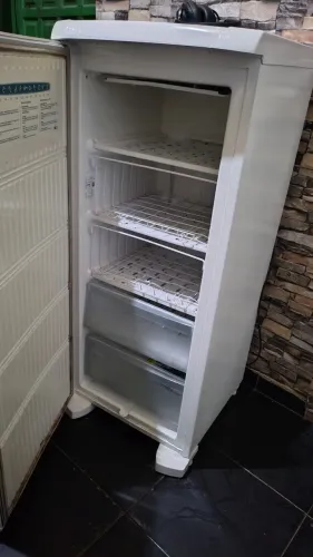 Freezer vertical Electrolux funcionando perfeitamente