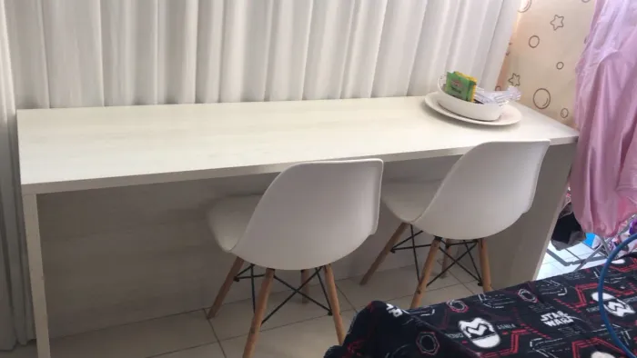 Bancada com 2 cadeiras