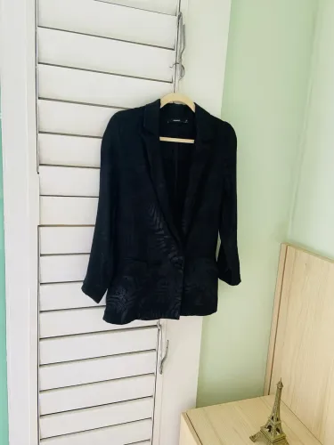 Blazer Amaro acetinado com bolsos frontais e botão forrado PP
