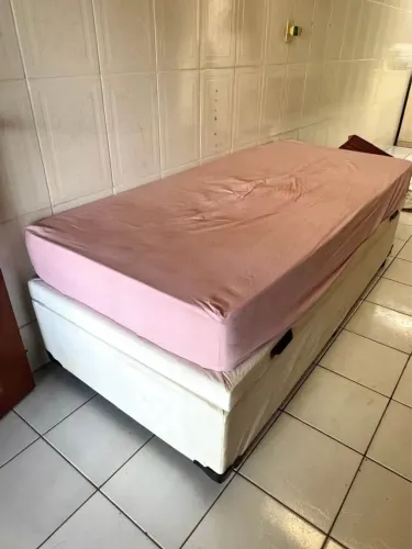Cama de solteiro com baú
