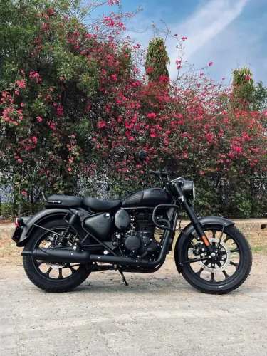 Classic 350 / Stealth Black - Letícia