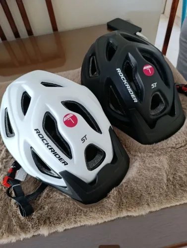 (2)Capacetes de ciclismo da Rockride (1) preto(1)branco tamanho de 57 a 62cm/ novissimo...