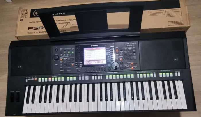 Teclado Yamaha PSR S750 Sampler 