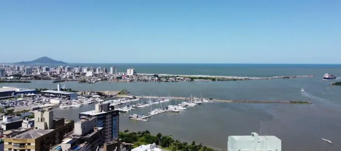 Chelsea 922: 255 m², 4 suítes e um apartamento por andar em Itajaí