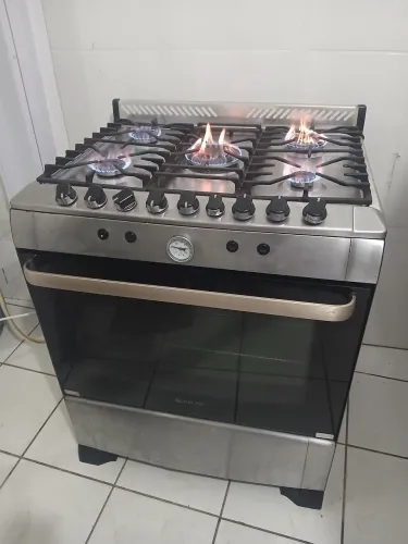Fogão 5 bocas em Inox e com Grill