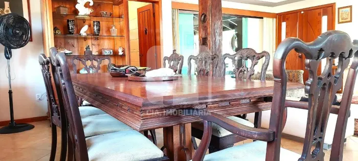 Casa de 4 dormitórios à venda na Agronômica