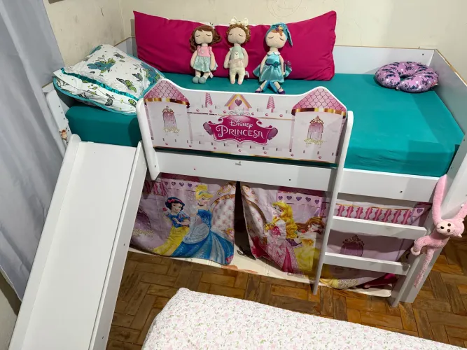 Vendo cama infantil de princesa valor 500,00 mais informações chamar *