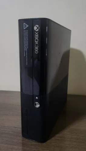 Xbox 360 Slim com 1 controle, funcionando, só que o controle tá sem a tampa das pilhas