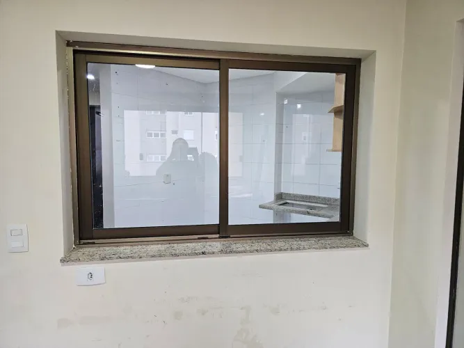 Janela de aluminio ouro velho, muito bonita, com vidro transparente.