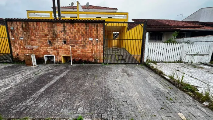 SOBRADO A VENDA OU LOCAÇÃO COM EDÍCULA 800M DA PRAIA LADO-LINHA