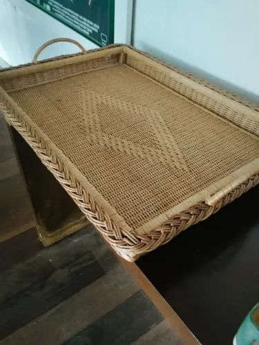 Bandeja Virgínia retangular em Bambu e Palhinha Buriti, com vidro. Cor: Bambu Natural