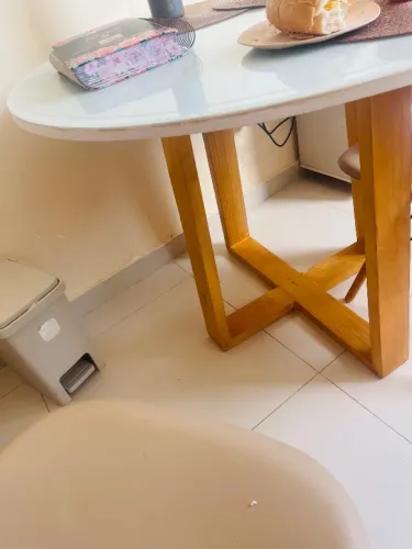 ?Mesa branca, *90CM DE DIÂMETRO*, vidro, base de cruz