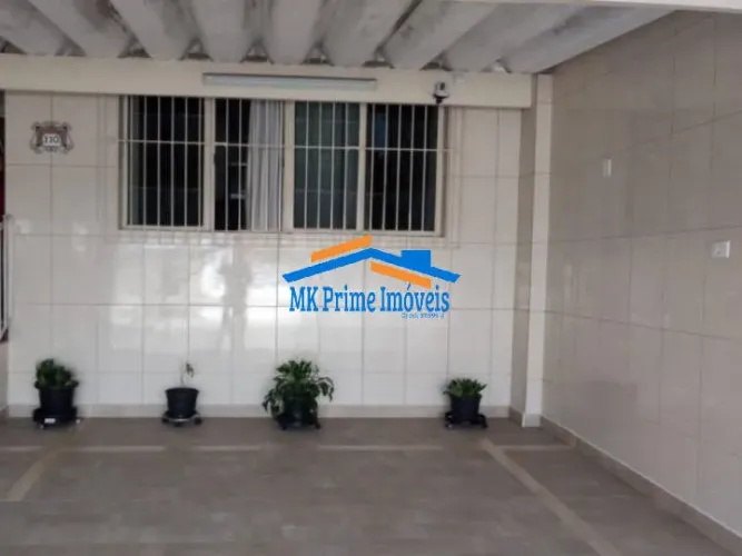 Casa com 3 quartos e 2 vagas de garagem.