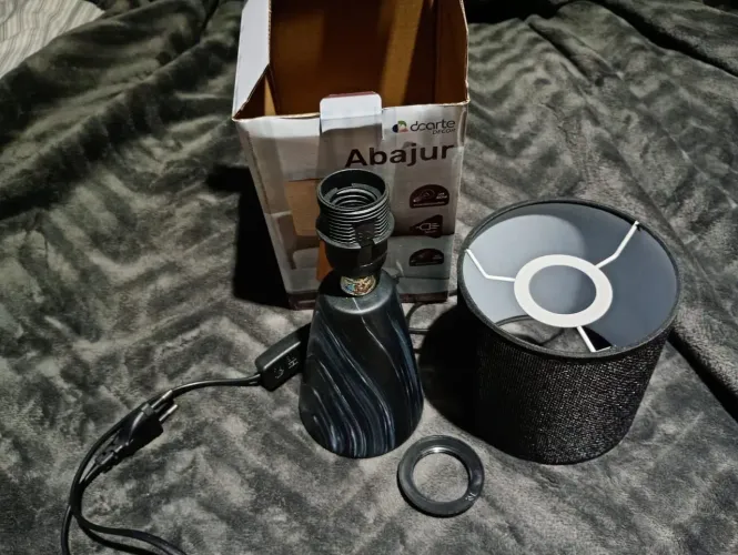 Abajur pequeno preto, cinza e branco manchado