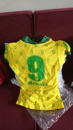 Tenho essas duas camisas femininas do Brasil primeira linha M e G