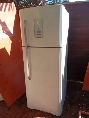 Vendo geladeira Eletrolux frosf 433 litros funcionando perfeitamente tudo 110v