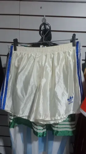 Calção  Adidas anos 90 ,novo , nunca usado 