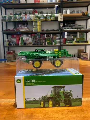 Miniatura pulverizador John Deere R4038 1/64