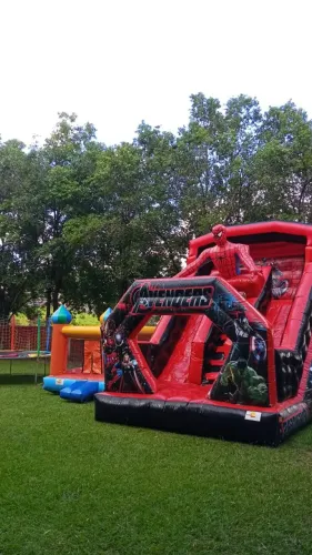 Locação de brinquedos inflável zap *