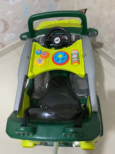 Vendo carrinho de passeio Jeepe infantil com pedal e empurrador (semi novo)